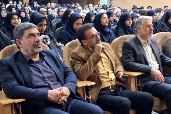 تقدیر از چهره های روشن در محفل ایمان 