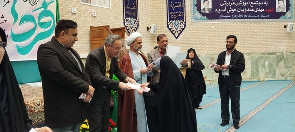 تقدیر از دانش‌آموزان برگزیده ناحیه چهار قم در جشنواره «فردا»