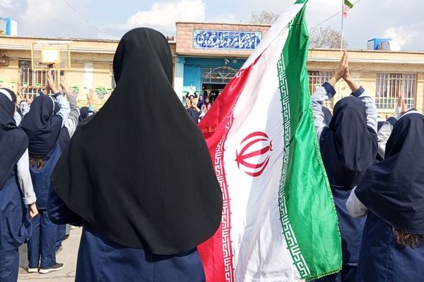  اجرای سرود همگانی (ایرانمون) توسط دانش آموزان مدرسه ناهید نخودی 