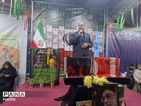 تجمع شبانه فرهنگیان و دانش‌آموزان تبریز با حضور معاون وزیر