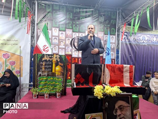 تجمع شبانه فرهنگیان و دانش‌آموزان تبریز با حضور معاون وزیر