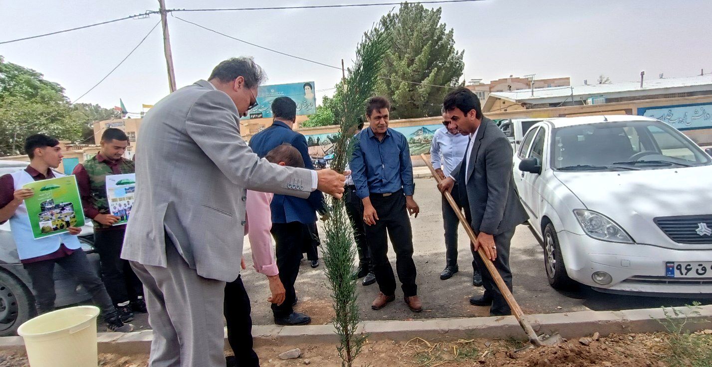 مسئولین اداره آموزش و پرورش کاشمر دو نهال بر زمین نهادند