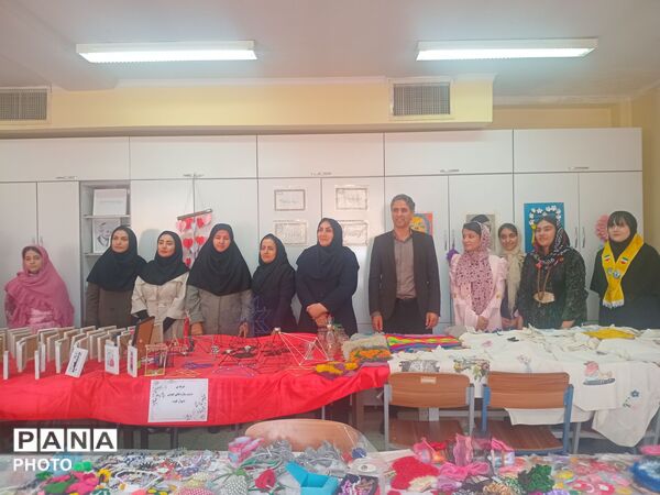 نمایشگاه کار و فناوری در دبیرستان نشاط بهارستان‌دو