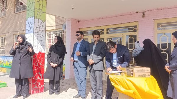 تقدیر از برگزیدگان مسابقات قرآن، عترت و نماز در دبیرستان حضرت سکینه 