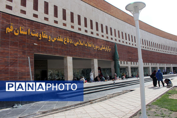 حضور گردشگران روز طبیعت در محوطه باغ‌موزه دفاع مقدس قم