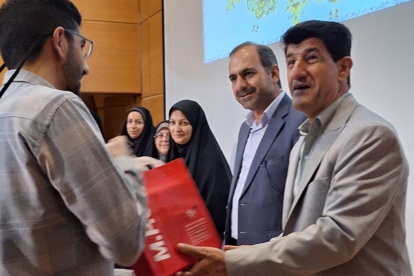 تقدیر از چهره های روشن در محفل ایمان 
