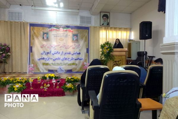 پژوهشگران نوجوان پیشوا روی سکوی افتخار