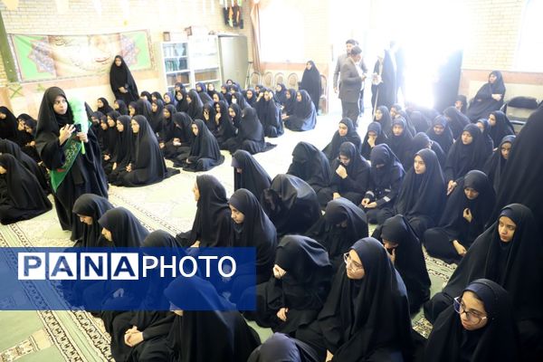 نشست پرسش و پاسخ با حضور نماینده ولی فقیه در استان و امام جمعه در دبیرستان نمونه فرهنگ