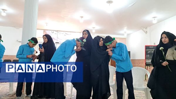 جشنِ تکلیفِ «به وقتِ میهن خدایی» دانش آموزان اشکذری همراه دستبوسی مادر