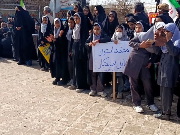 نسل آینده در راهپیمایی ۲۲ بهمن شهرستان کندر دیده شد