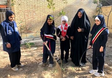 کاشت نهال در هفته پدافند غیرعامل در مدرسه هدی 1 