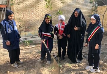 کاشت نهال در هفته پدافند غیرعامل در مدرسه هدی 1 