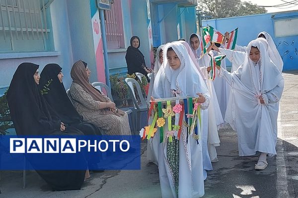 آغاز فصل نو آموزش با حضور شکوفه‌های کلای اولی در کهریزک 