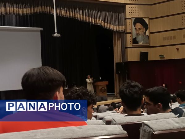 همایش روبیس شو با حضور رتبه‌های برتر کنکوری در نیشابور