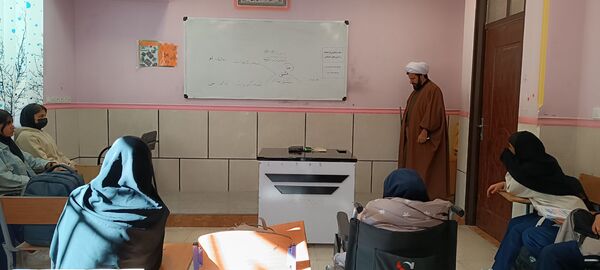 یک روز بدون کیف همراه با آموزش خود مراقبتی در دبیرستان شریعت 