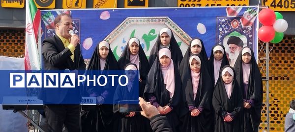 حماسه حضور فرهنگیان و دانش‌آموزان منطقه ۵ در راهپیمایی ۲۲ بهمن