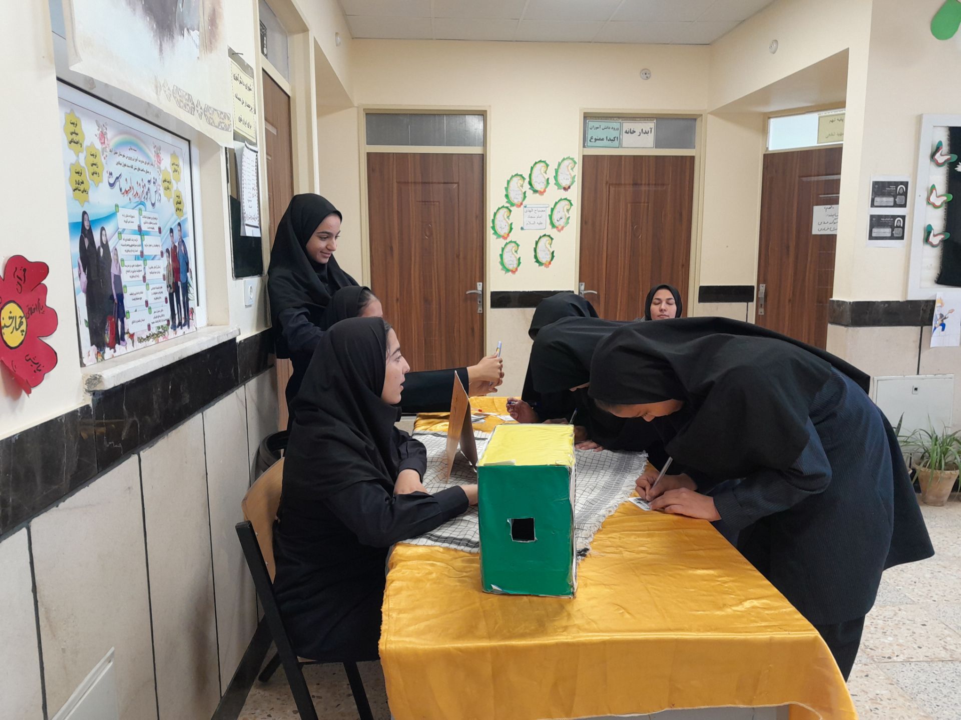 انتخابات شورای دانش آموزی در دبیرستان مادرمهربان خلیل آباد