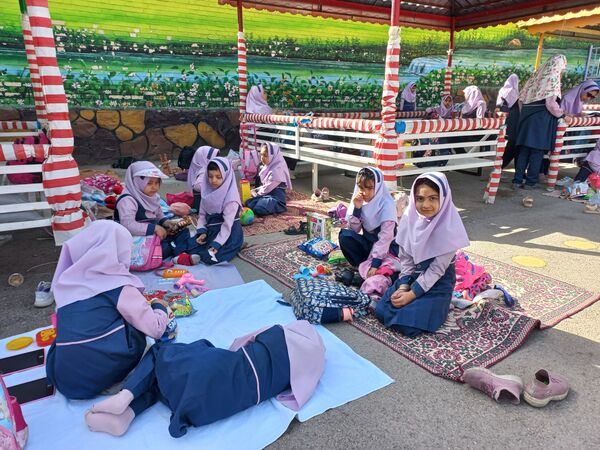 اردوی حیاطی و جشن آخر سال در دبستان دخترانه شاهد تحقیقی ناحیه ۶