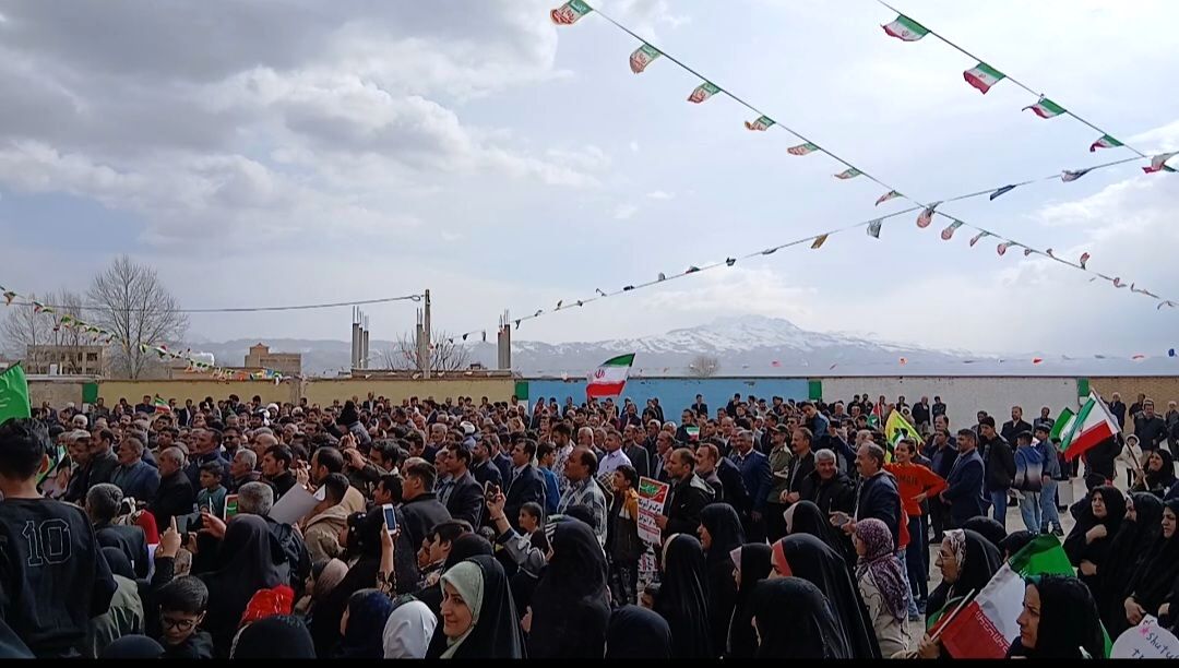 مردم شهرستان خانمیرزا در راهپیمایی ۲۲ بهمن وحدت را به نمایش گذاشتند