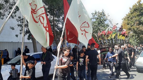 جاماندگان اربعین حسینی در مسیر حرم مطهر امام مهربانی