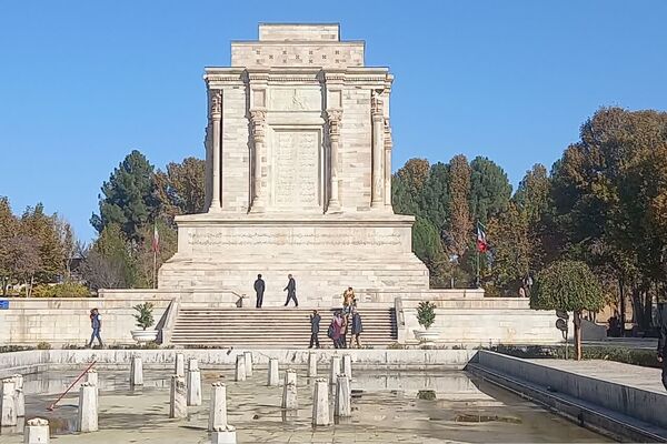 بازدید پیشتازان فارس از آرامگاه فردوسی 