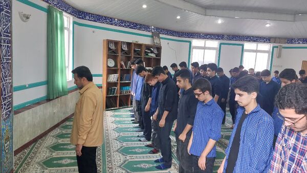 برگزاری نماز جماعت و زیارت عاشورا در دبیرستان شاهد