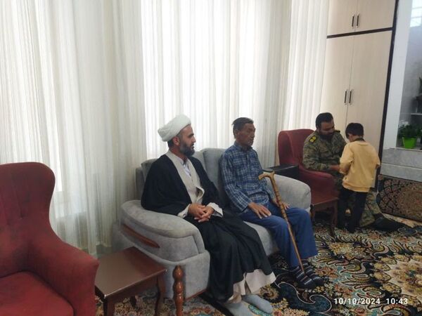 دیدار با خانواده شهدای دانش‌آموز در روستای بزنجرد شهرستان خلیل آباد
