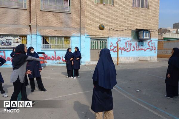 رقابت دوستی و سلامتی هفته تربیت‌بدنی با شور و نشاط دانش‌آموزان در دبیرستان توحید یک