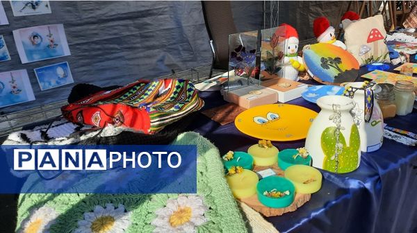 اولین نمایشگاه ماها در دبیرستان فرزانگان ۲ دوره دوم ناحیه ۷ مشهد