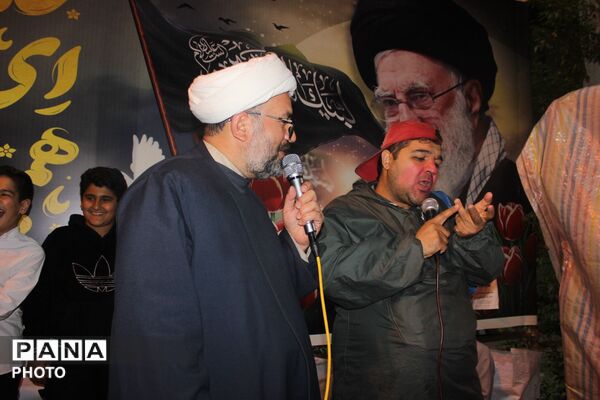 «پاتوق نوجوان مبارز»؛ شور نوجوانی و حال‌وهوای انقلابی در میدان امام خمینی(ره) مرند