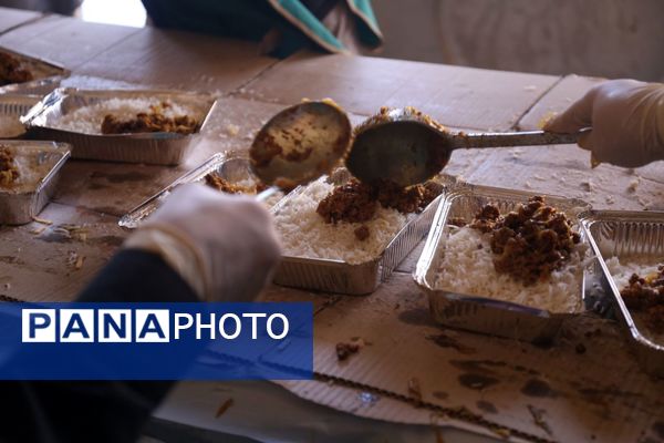  پخش 8600 غذای گرم با همت مرکز نیکوکاری شهید مهدی باکری و موسسه نذرواره در تبریز