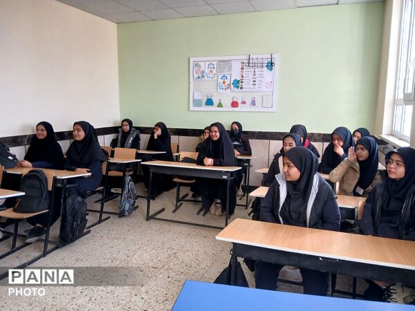 نشست دانش آموزان دبیرستان مادر مهربان خلیل آباد با مشاور اجرایی مدیر آموزش و پرورش