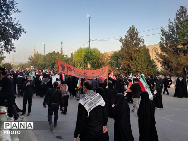 تشیع باشکوه رهبر شهید به همراه خانواده در مسجد مقدس جمکران