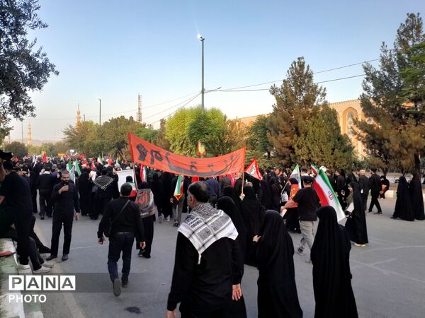 تشیع باشکوه رهبر شهید به همراه خانواده در مسجد مقدس جمکران