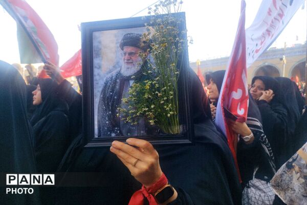 بدرقه با اشک و بیعت ،ایران در سوگِ قائد شهید امت