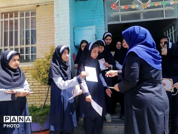 تجلیل از دانش آموزان برگزیده دبستان ناهید نخودی