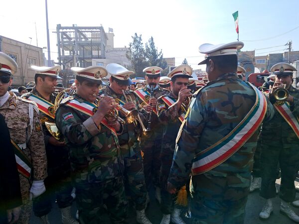 گلباران تمثال امام خمینی (ره) توسط دانش‌آموزان عجب‌شیر 