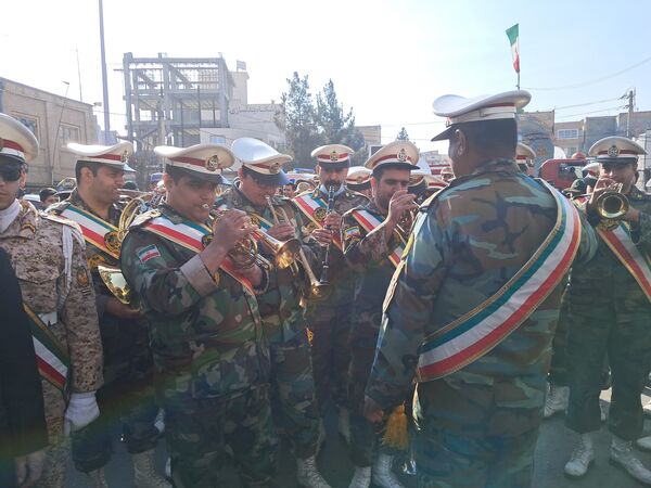 گلباران تمثال امام خمینی (ره) توسط دانش‌آموزان عجب‌شیر 
