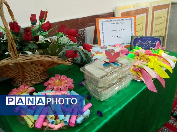 نماز جماعت رنگین در مدرسه‌ مدرس تبریز