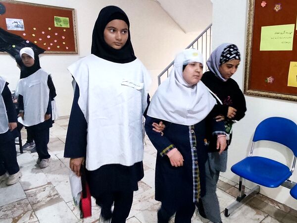 بیست و ششمین مانور زلزله در دبستان شهیدان فاضل الحسینی ۱