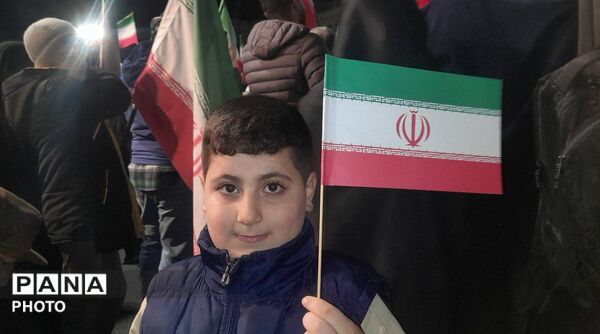مردم انقلابى تهران، پاى کار وطن