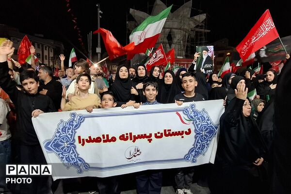 حضور دانش‌آموزان دبستان ملاصدرا در اجتماع سراسری و همخوانی سرود «باید برخاست»