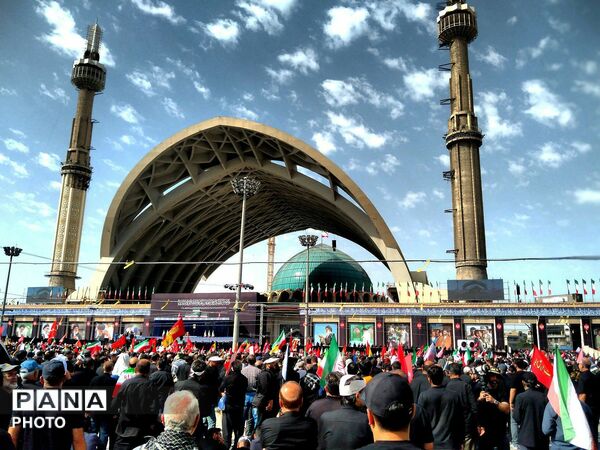 حضور دانش‌آموزان مدارس صدرای ولایت و شاهد فرقانی بناب در تشییع رهبر شهید