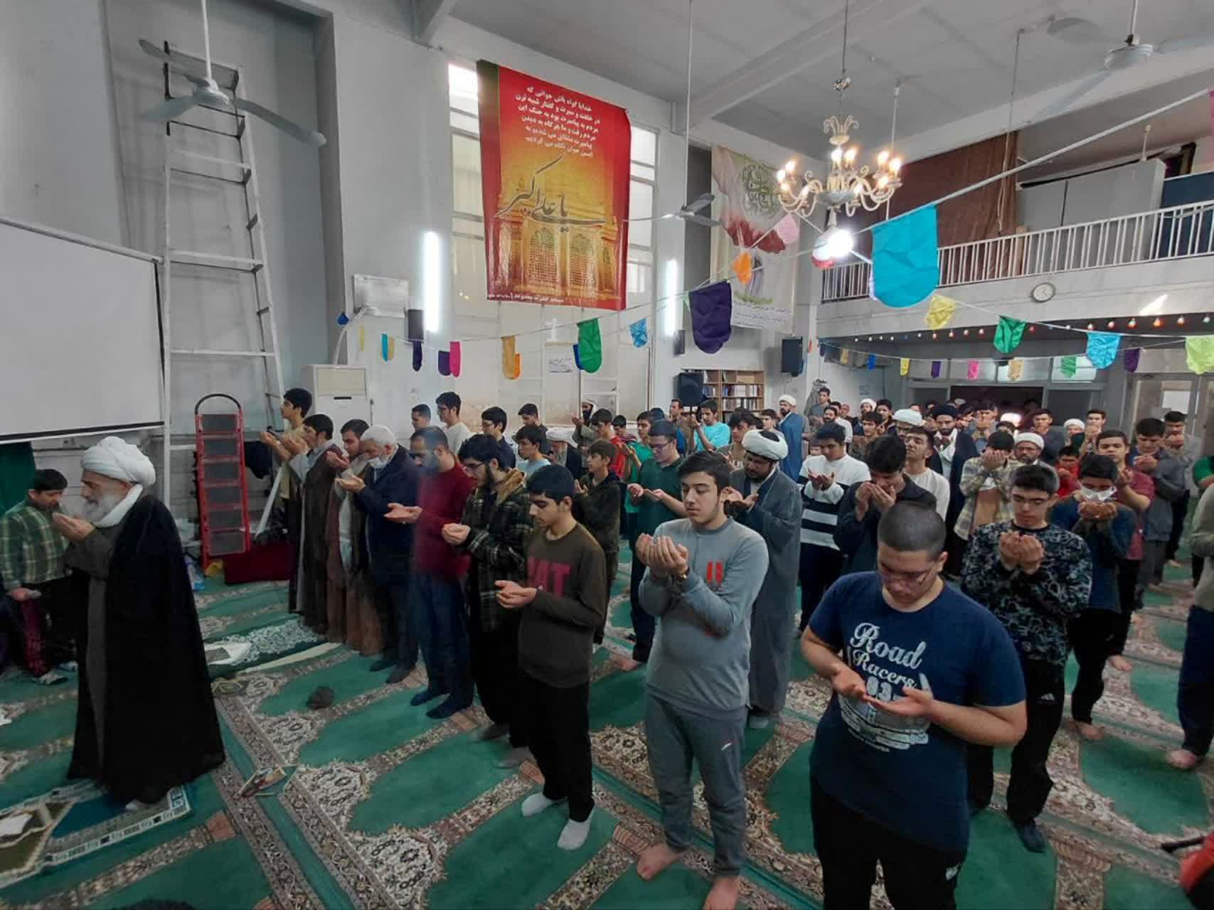 حلقه‌های معرفتی دانش‌آموزان معتکف دبیرستان ماندگار امام صادق(ع) قم