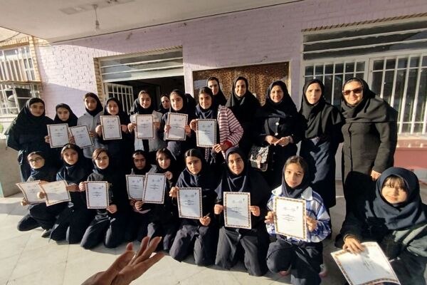 تجلیل از دانش آموزان ممتاز دبیرستان عطیه 