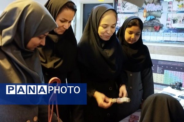 بازارچه دانش‌آموزی با طعم خلاقیت در مدرسه حضرت خدیجه(س) بهارستان‌دو