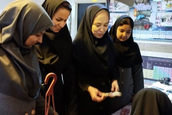 بازارچه دانش‌آموزی با طعم خلاقیت در مدرسه حضرت خدیجه(س) بهارستان‌دو