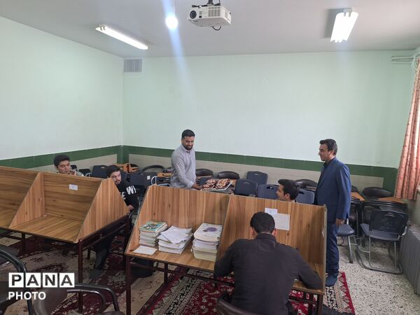 بازدید مدیر آموزشگاه نمونه آیت‌الله خامنه‌ای از قرائت خانه این دبیرستان