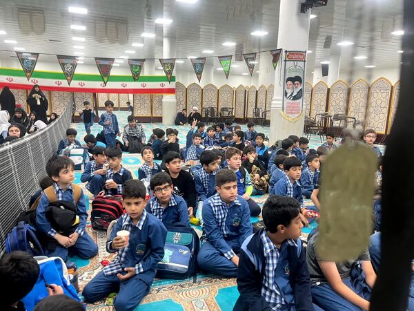 استقبال پرشور دانش‌آموزان جم از شهید گمنام در آستانه شهادت حضرت زهرا(س)