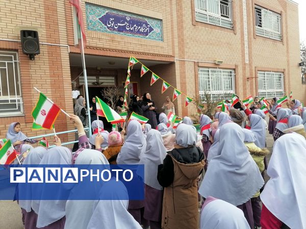 زنگ انقلاب و فضاسازی مدرسه زنده یاد نوحی به مناسبت دهه فجر 